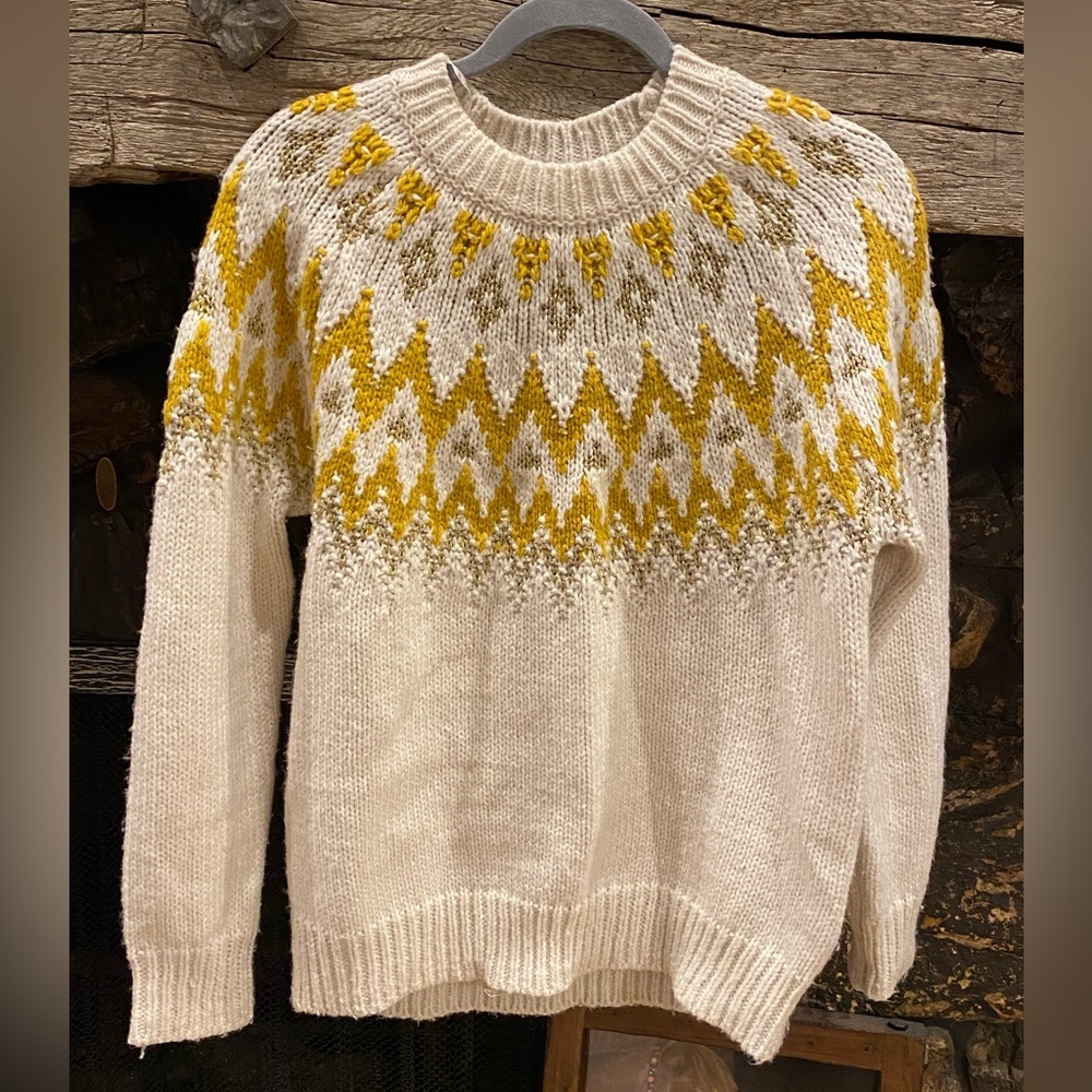 Warm, thick cream sweater. Oversized. Needs to be depilled, otherwise good.